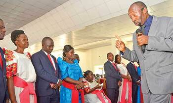 Omulabirizi Kajoba bwe yabadde abuulirira abaawule ne bakyala baabwe. Omulabirizi Kajoba bwe yabadde abuulirira abaawule ne bakyala baabwe.