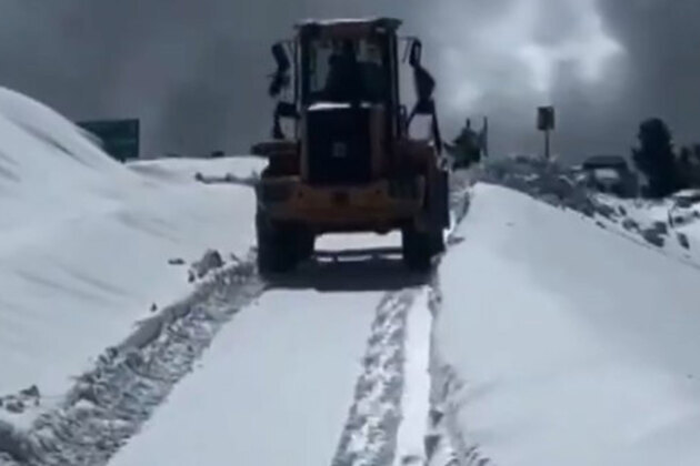 J-K: Heavy snowfall shuts Bandipora-Gurez road for vehicles