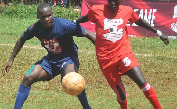 Richard Basangwa owa Kitende (ku kkono) ng’alwanira omupiira ne Innocent Ronald owa Buddo ku semi. Richard Basangwa owa Kitende (ku kkono) ng’alwanira omupiira ne Innocent Ronald owa Buddo ku semi.