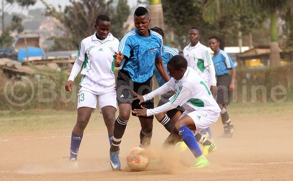 Gladyc Nakitto omuzibizi wa Kampala Queens (wakati) ng'attunka n'abazannyi ba Isra Soccer Academy mu gwa liigi y'abakazi ku Villa Park ku Ssande nga February 11, 2018. Kampala Queens yawangudde 3-1. (STEPHEN MAYAMBA) Gladyc Nakitto omuzibizi wa Kampala Queens (wakati) ng'attunka n'abazannyi ba Isra Soccer Academy mu gwa liigi y'abakazi ku Villa Park ku Ssande nga February 11, 2018. Kampala Queens yawangudde 3-1. (STEPHEN MAYAMBA)