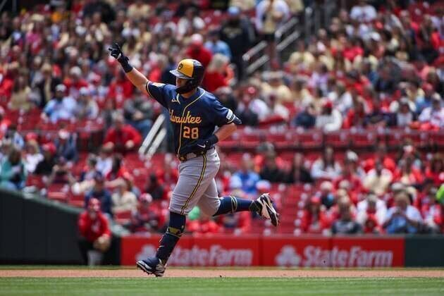 Andrew Vaughn's homer powers Brewers over Cardinals