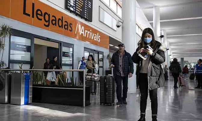Foreigners prepare to flee as China virus toll tops 100 Foreigners prepare to flee as China virus toll tops 100