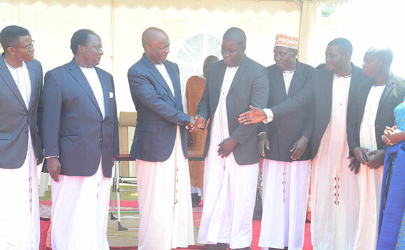 Kabaka (wakati) ng'ali ne Katikkiro wa Buganda, Charles Peter Mayiga (ku kkono), Omukulu w'ekika ky'Omusu Omutaka Muyingo, katikkiro w'amasiro omuggya Nkalubo, katikkiro w'ekika ky'Omusu, Zizinga n'abataka abalala nga bali mu Lubiri e Mmengo. Kabaka (wakati) ng'ali ne Katikkiro wa Buganda, Charles Peter Mayiga (ku kkono), Omukulu w'ekika ky'Omusu Omutaka Muyingo, katikkiro w'amasiro omuggya Nkalubo, katikkiro w'ekika ky'Omusu, Zizinga n'abataka abalala nga bali mu Lubiri e Mmengo.