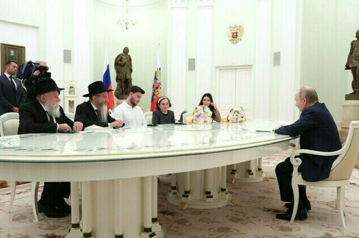 Putin welcomes former Hamas hostages to Kremlin 