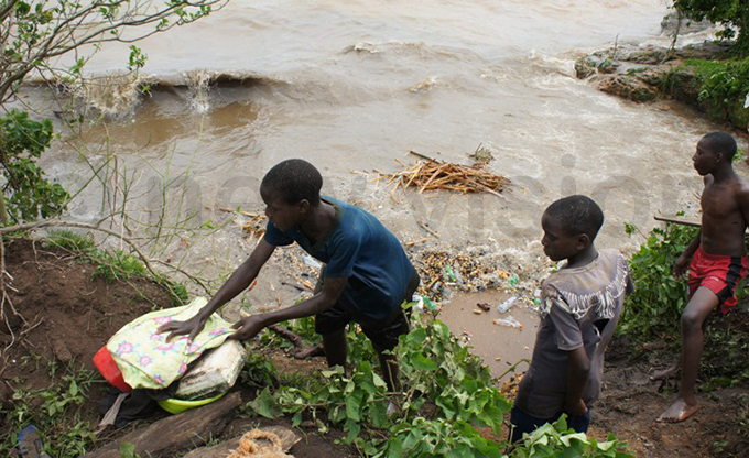 hildren retrieve some of the cargo ferried by the boat hoto by ulius uwemba