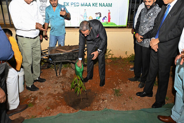 Uganda: MoS Kirti Vardhan Singh plants sapling at Swaminarayan temple complex in Kampala