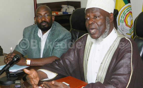 Ssentebe w'akakiiko akagatta enzikirizza zonna mu Uganda aka Inter Religious Council Sheikh Ramathan Mubaje (ddyo) ng'ayogera mu lukung'ana lwa bannamawulire ku kitebe kya e Lungujja. Ku kkono y'akulira ekigatta Abalokole ekya Born Again Faith Federation Dr. Jpseph Sserwadda. Ssentebe w'akakiiko akagatta enzikirizza zonna mu Uganda aka Inter Religious Council Sheikh Ramathan Mubaje (ddyo) ng'ayogera mu lukung'ana lwa bannamawulire ku kitebe kya e Lungujja. Ku kkono y'akulira ekigatta Abalokole ekya Born Again Faith Federation Dr. Jpseph Sserwadda.