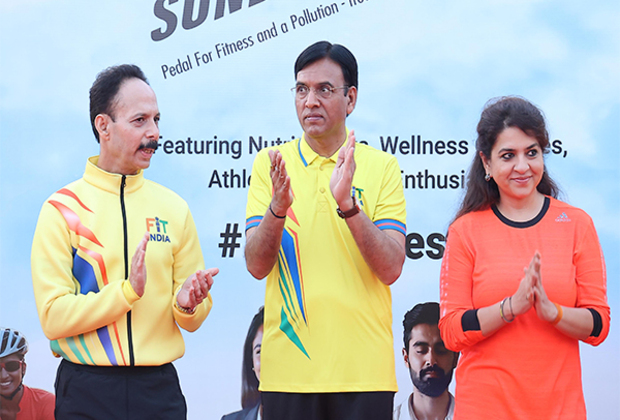 Union Sports Minister leads Fit India Sundays on Cycle from Mumbai's historic Gateway of India with wellness experts, propagates PM's message to fight obesity