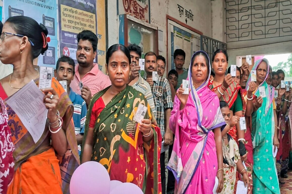 West Bengal records a healthy 78.68% voter turnout till 3:00 PM during phase 2 of polling