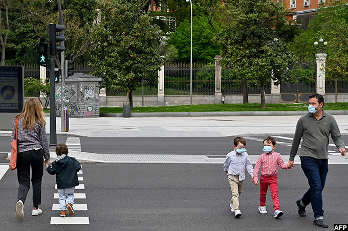   hildren accompanied by adults walk in adrid on pril 26 2020 during a national lockdown to prevent the spread of the 19 diseasehoto by abriel   