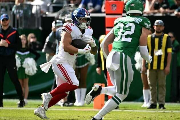 Giants RB Cam Skattebo carted off field vs. Eagles