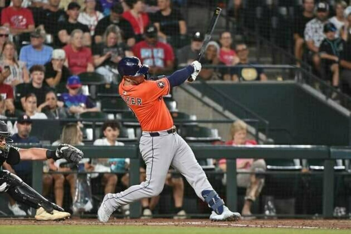 Astros' Christian Walker delivers in ninth vs. D-Backs