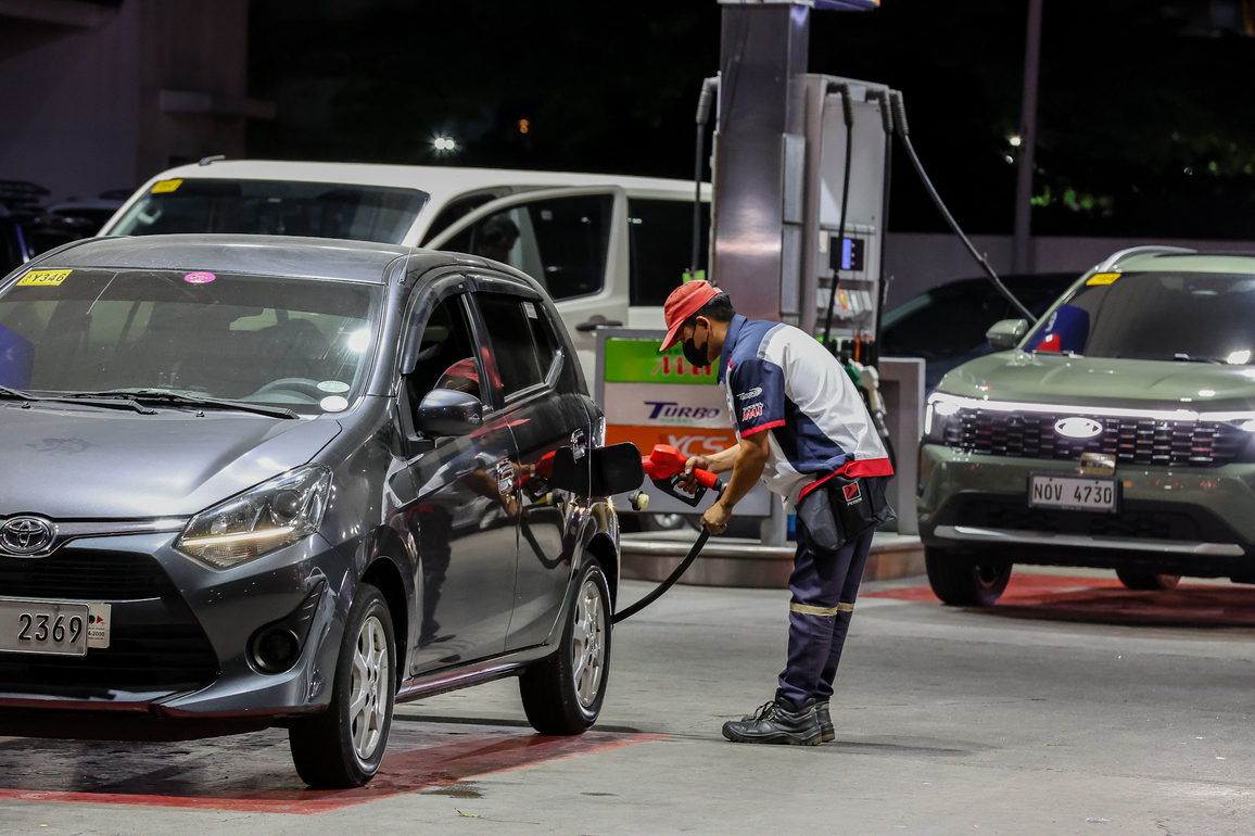 THE PHILIPPINES-QUEZON CITY-VEHICLES-REFUELING