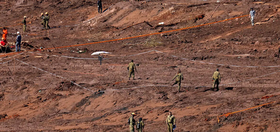 Bombeiros fazem busca por vítimas da barragem da Vale em Brumadinho