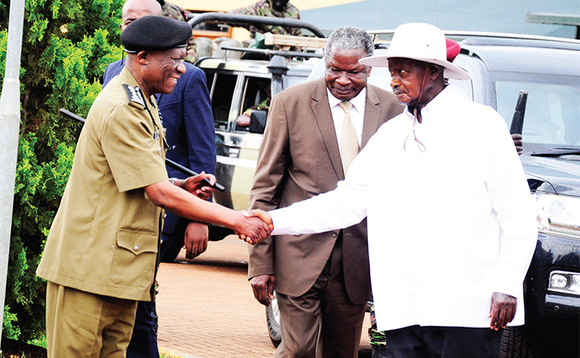 Omuduumuzi wa poliisi Okoth Ochola ng’ayaniriza Pulezidenti Museveni e Naggulu wakati ne Minisita Obiga Kania Omuduumuzi wa poliisi Okoth Ochola ng’ayaniriza Pulezidenti Museveni e Naggulu wakati ne Minisita Obiga Kania