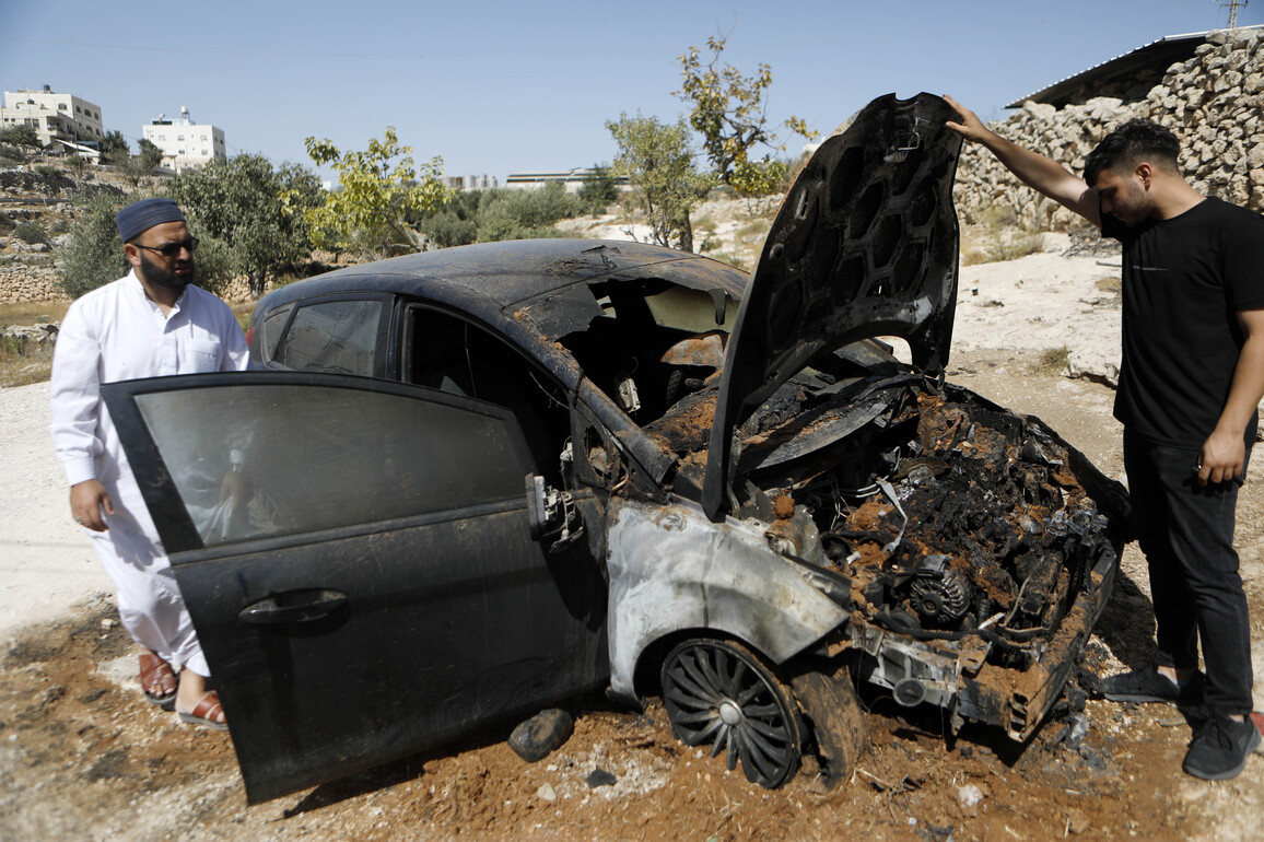 MIDEAST-WEST BANK-HEBRON-BURNED CAR