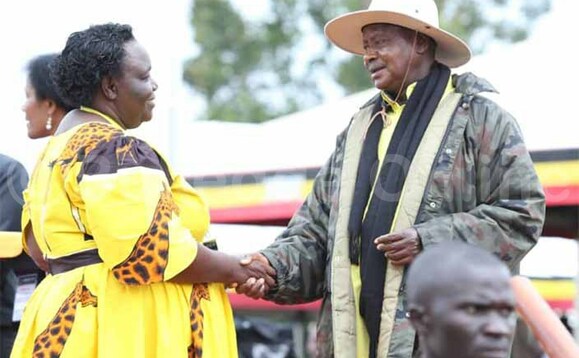Pulezidenti Museveni ng'ali ku bikujjuko by'okukuza olunaku lw'abazira e Kasanje mu Wakiso Pulezidenti Museveni ng'ali ku bikujjuko by'okukuza olunaku lw'abazira e Kasanje mu Wakiso