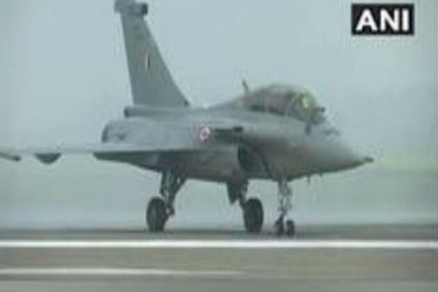 India, France to sign their largest ever deal for Rafale-Marine fighter jets on April 28
