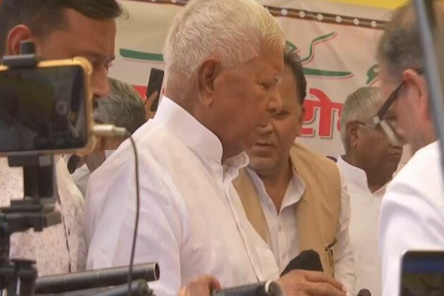 Patna: Lalu Yadav, son Tejashwi join AIMPLB protest against Waqf (Amendment) Bill, extend support