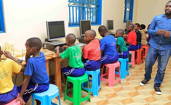Abayizi nga babayigiriza okukozesa kompyuta. Abayizi nga babayigiriza okukozesa kompyuta.