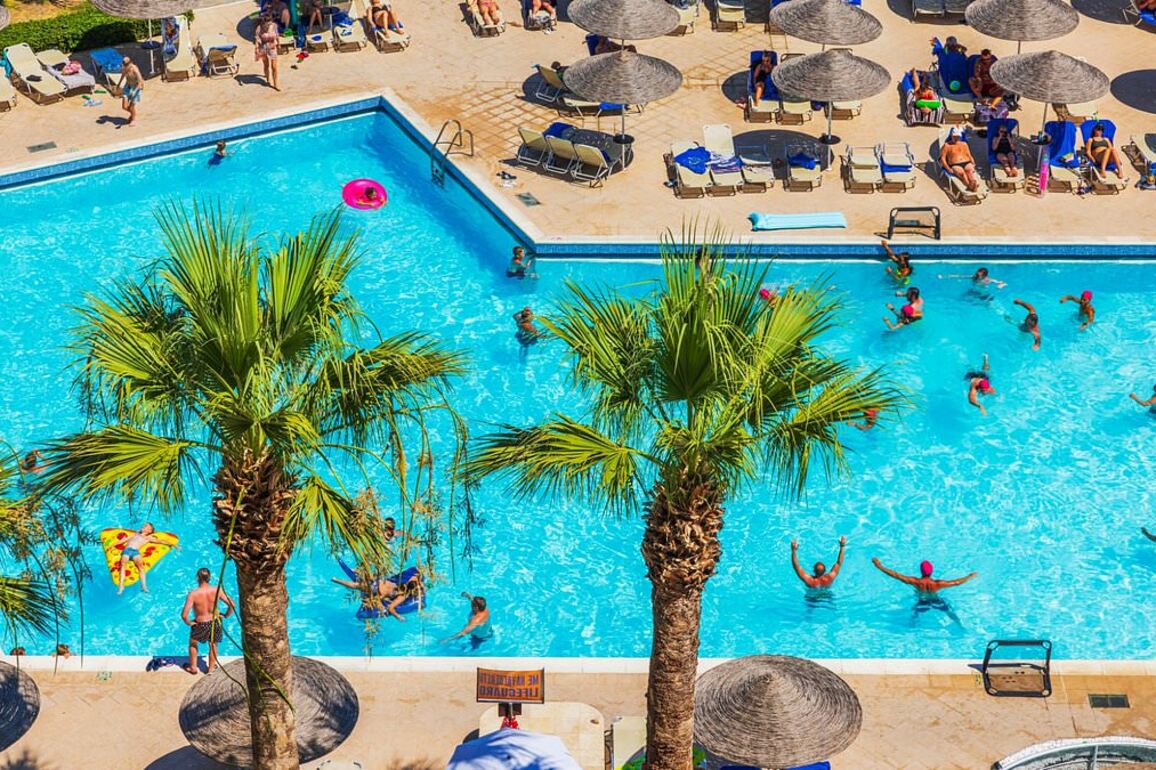 Foreign Office issues urgent warning to Brits who face 'four problems' in Greece