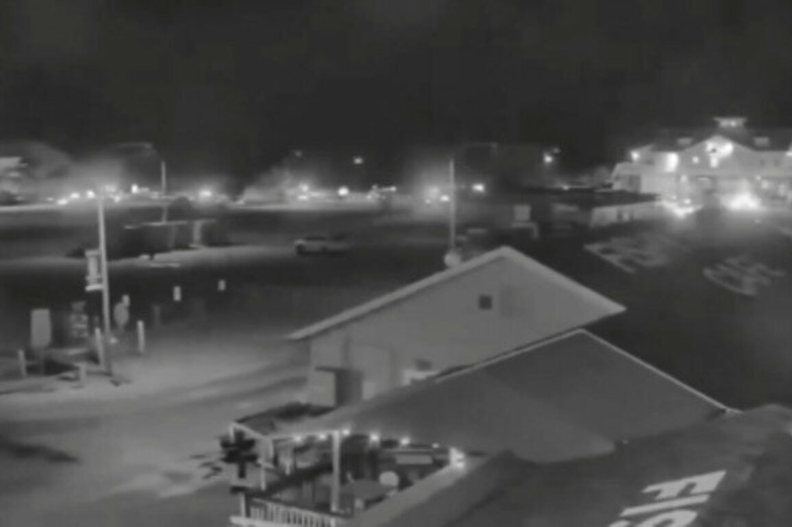 Gunman opens fire at US restaurant from a boat (VIDEOS)