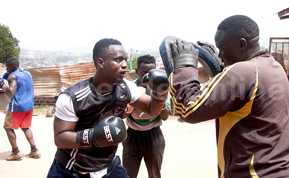 Lawrence Kalyango ku ddyo omutendesi wa kiraabu ya COBAP ne ttiimu y'eggwanga ey'ebikonde ng'awa obukodyo abazannyi be; Shariff Gobba Kiweewa ku kkono ne Ronald Gayita wakati.Ekif FRED KISEKKA. Lawrence Kalyango ku ddyo omutendesi wa kiraabu ya COBAP ne ttiimu y'eggwanga ey'ebikonde ng'awa obukodyo abazannyi be; Shariff Gobba Kiweewa ku kkono ne Ronald Gayita wakati.Ekif FRED KISEKKA.