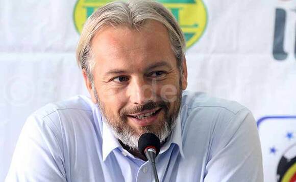 Omutendesi wa Cranes Sebastien Desabre mu lukiiko lwa bannamawulire e Mengo ku kitebe kya FUFA bw'abadde afulumya olukalala lw'abazannyi abagenda okutandika okutendekebwa okwetegekera omupiira gwa Tanzania. (STEPHEN MAYAMBA) Omutendesi wa Cranes Sebastien Desabre mu lukiiko lwa bannamawulire e Mengo ku kitebe kya FUFA bw'abadde afulumya olukalala lw'abazannyi abagenda okutandika okutendekebwa okwetegekera omupiira gwa Tanzania. (STEPHEN MAYAMBA)