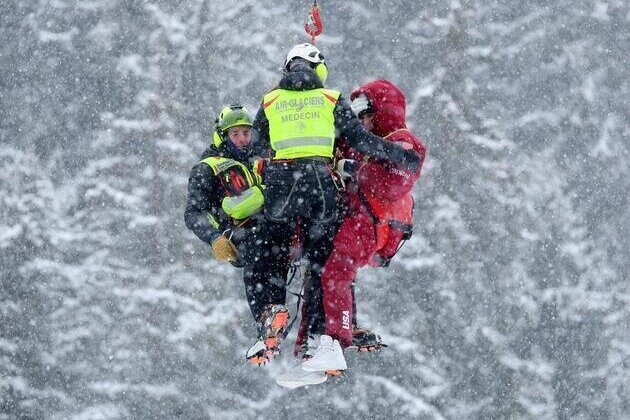 Lindsey Vonn: 'Olympic dream not over' after hurting knee in crash