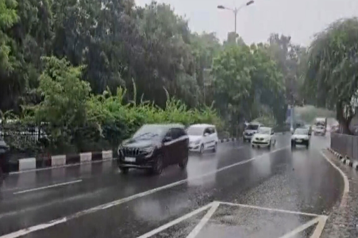 Delhi: Rain lashes several parts of National Capital