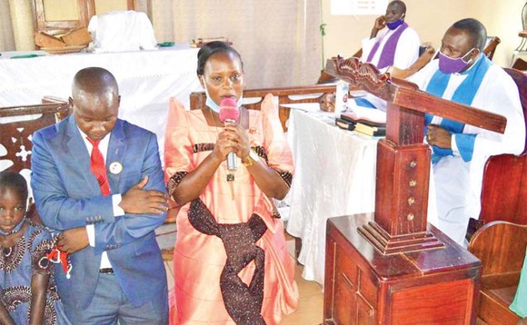 Serubula ne Mukyala we, Faridah nga beebaza Katonda olw’obuwwanguzi. Ku katuuti ye Can. Kityo. Serubula ne Mukyala we, Faridah nga beebaza Katonda olw’obuwwanguzi. Ku katuuti ye Can. Kityo.