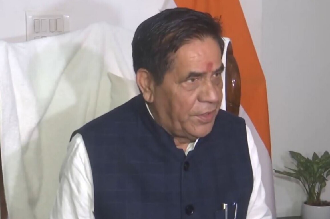 "We will not be afraid of threats; session will go on," says Delhi Assembly Deputy Speaker Mohan Singh Bisht on bomb threat