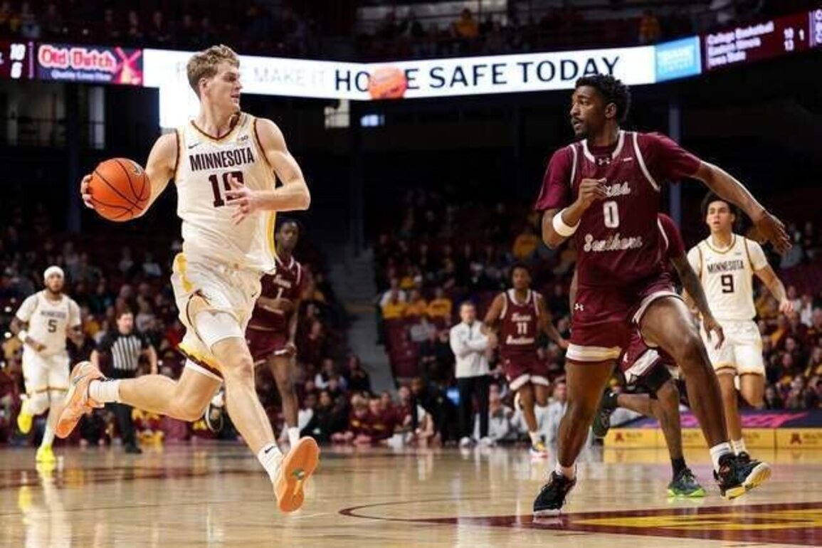 Cade Tyson's 38 points power Minnesota over Texas Southern