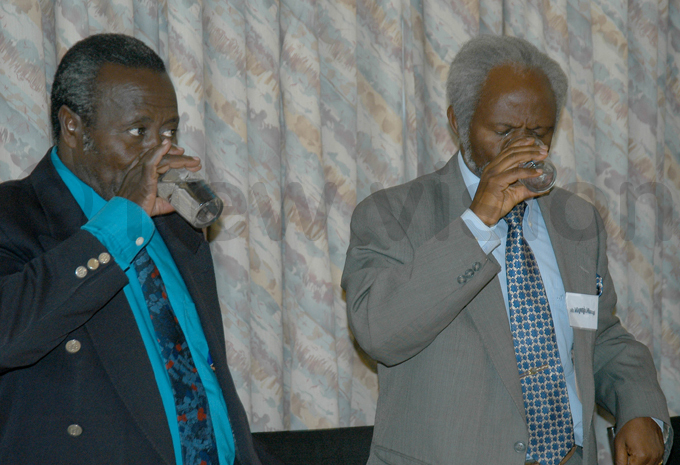 iggundu irungi  and kangi drink after a toast his was at the beginning of talks with opposition groups at airway otel hoto by ennedy ryema