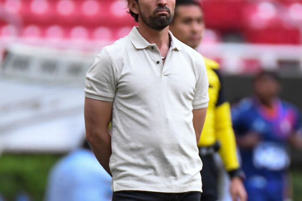Chivas fires coach Gerardo Espinoza after missing postseason - ESPN