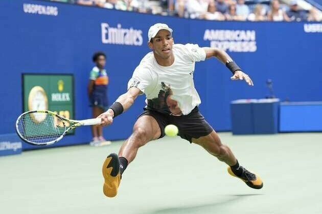 Felix Auger-Aliassime, Alex de Minaur soar into U.S. Open quarters