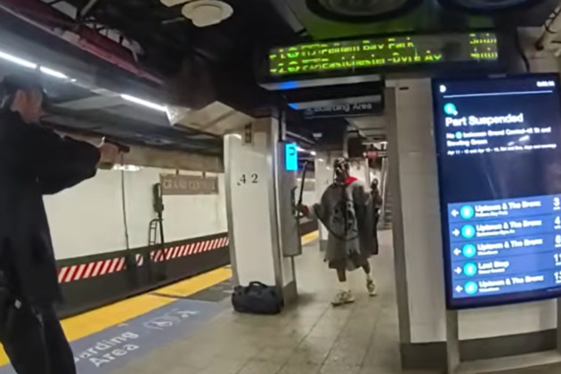 Body camera video of man with machete at NYC Grand Central subway stop
