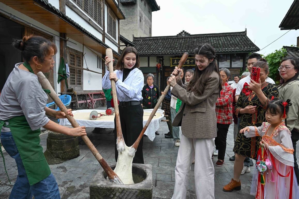 (Int'l Exchange)CHINA-CHONGQING-INTERNATIONAL STUDENTS-DRAGON BOAT FESTIVAL-CULTURE (CN)