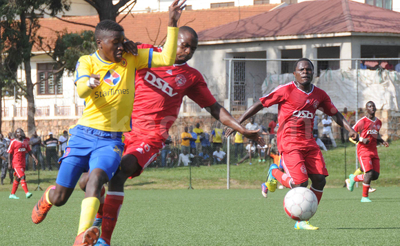 Julius Poloto owa KCCA (ku kkono) ng'ayita ku Omar Hitimana owa Express mu liigi Dec 23 2017. KCCA yawangudde 1-0. (ekif:Silvano Kibuuka) Julius Poloto owa KCCA (ku kkono) ng'ayita ku Omar Hitimana owa Express mu liigi Dec 23 2017. KCCA yawangudde 1-0. (ekif:Silvano Kibuuka)