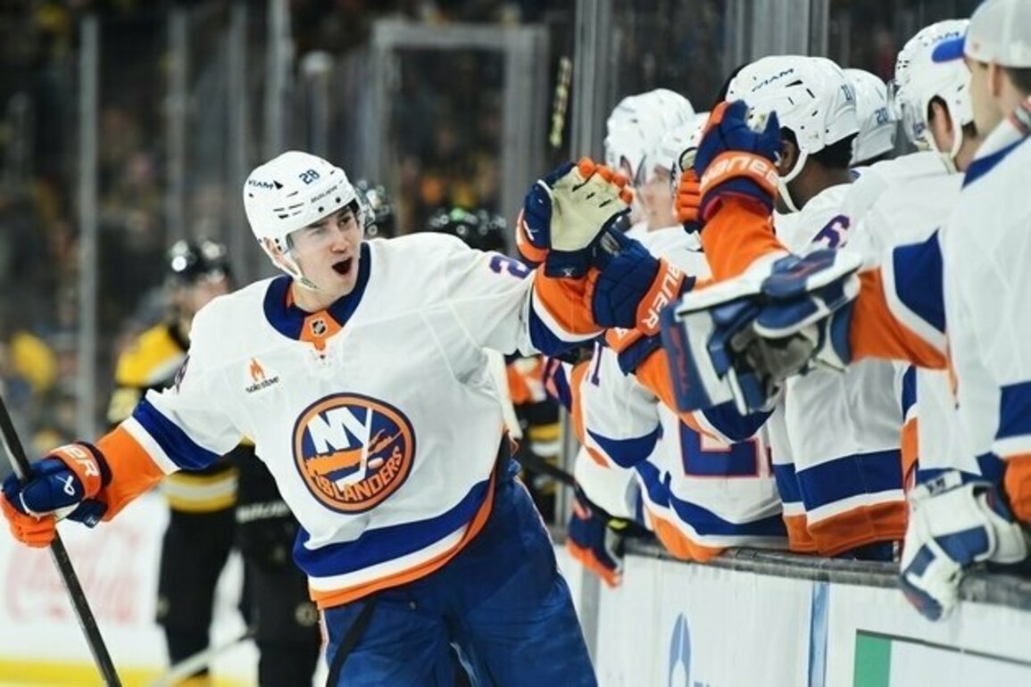 Islanders snap skid while handing Bruins fifth straight loss
