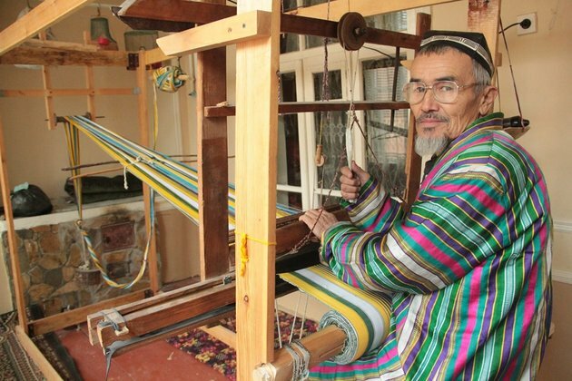 Uzbekistan&#039;s industry in silk threatens artisanal heritage