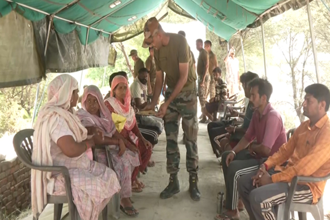 Indian Army conducts relief operation in flood-affected Fazilika, helping villagers