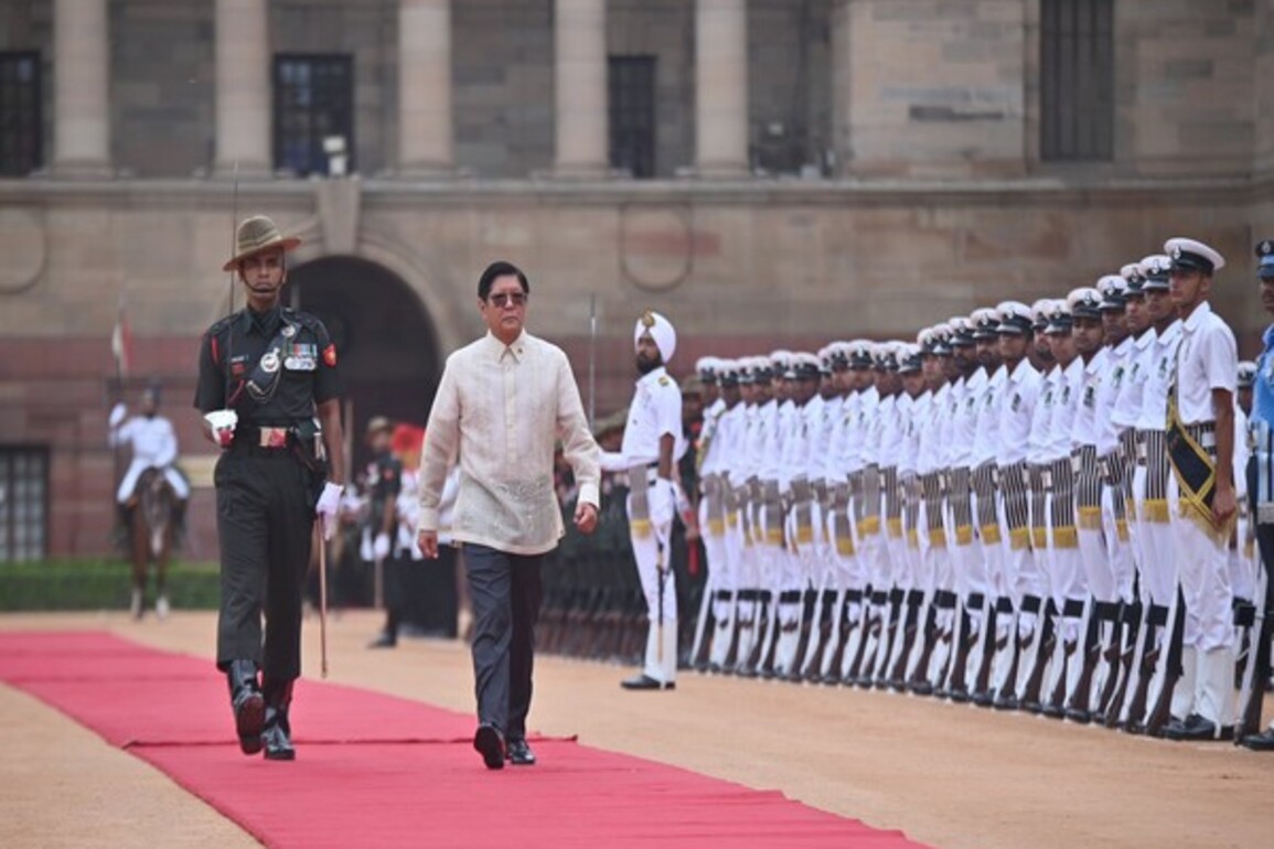 Philippines President greeted at Rashtrapati Bhavan forecourt by Murmu, PM Modi