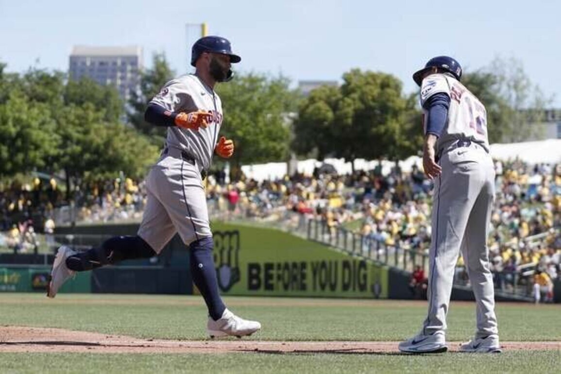 Astros rack up 18 hits while trouncing Athletics