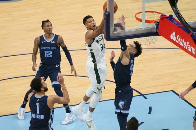 Jrue Holiday's last-second shot propels Bucks past Grizzlies
