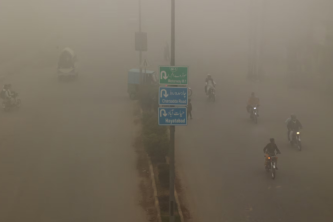 Pak: Dense fog grips Rawalpindi and Islamabad, disrupting daily life