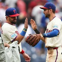 MLB roundup: Phillies get 20 hits, complete sweep of M's