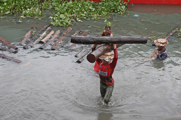 BANGLADESH-DHAKA-LOG CARRIERS