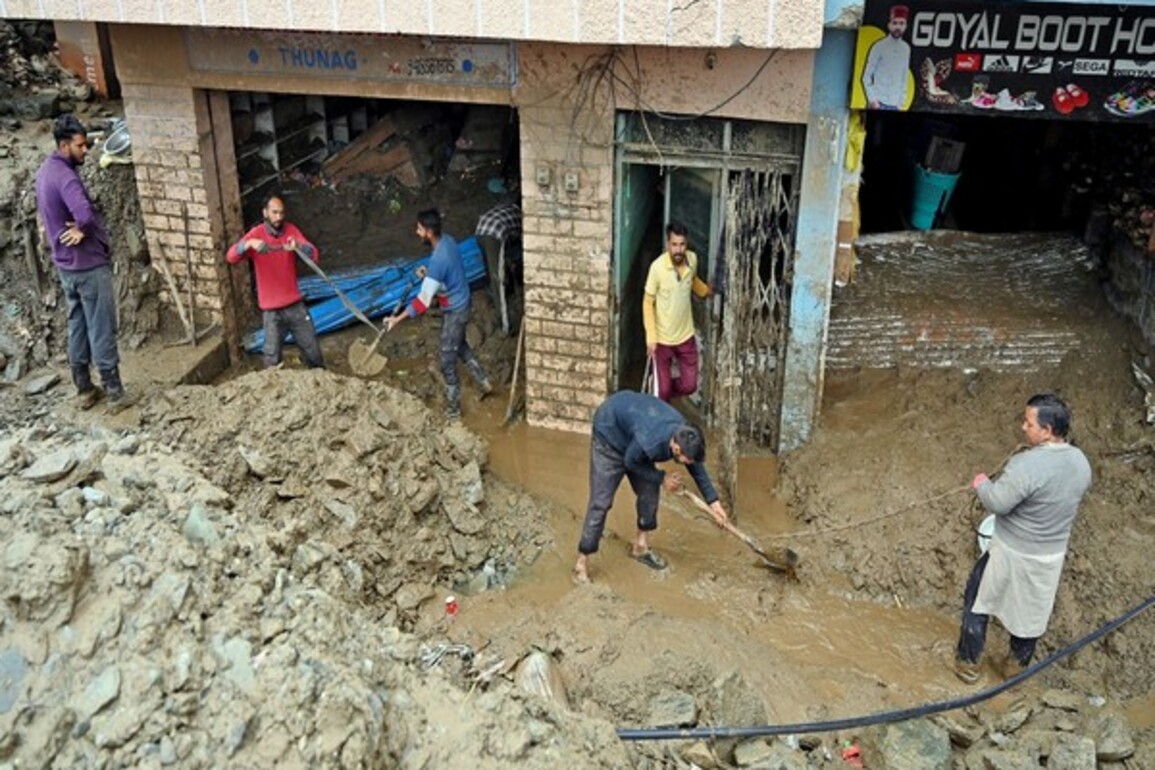 Himachal Pradesh: 432 roads blocked, power and water supply disrupted as heavy rains lash parts of state
