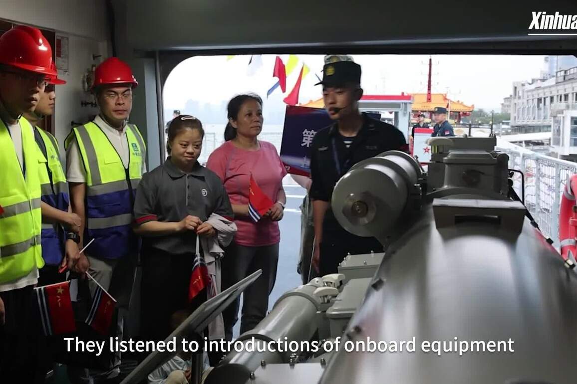 PLA navy open-ship event pays tribute to urban grassroots workers